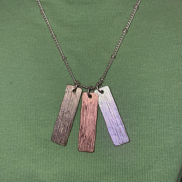 Three Vertical Bar Stamped Necklace. - Picture 3 of 4